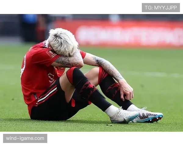 曼联战术体系缺乏稳定性,赛季表现波动加剧 曼联战术体系缺乏稳定性,赛季表现波动加剧